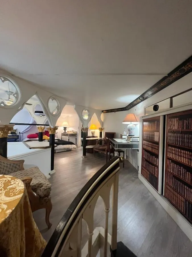 Av Montaigne Champs Elysee Paris 0*,